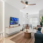Апартаменти Skyline Beachfront Retreat *