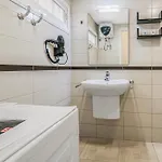 Апартаменти Skyline Beachfront Retreat *