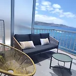 Апартаменти Skyline Beachfront Retreat