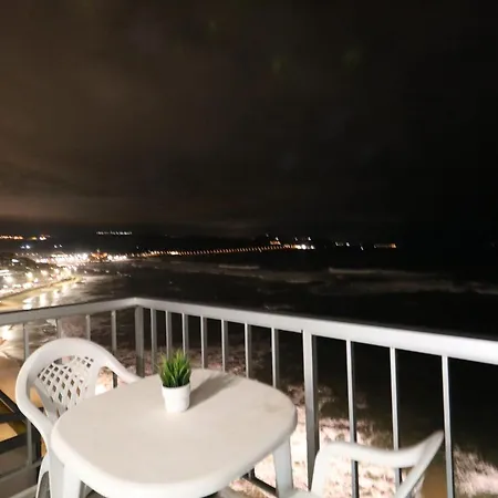 아파트 Skyline Beachfront Retreat